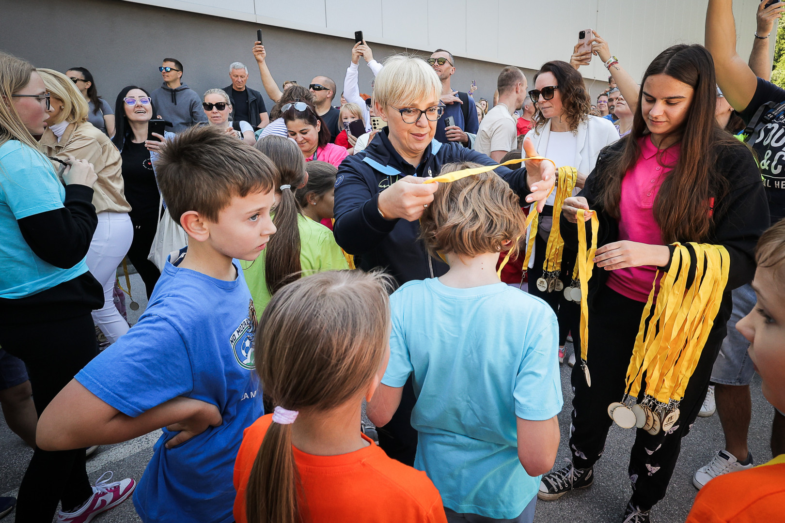 Predsednica Nataša Pirc Musar je v cilju podeljevala medalje.