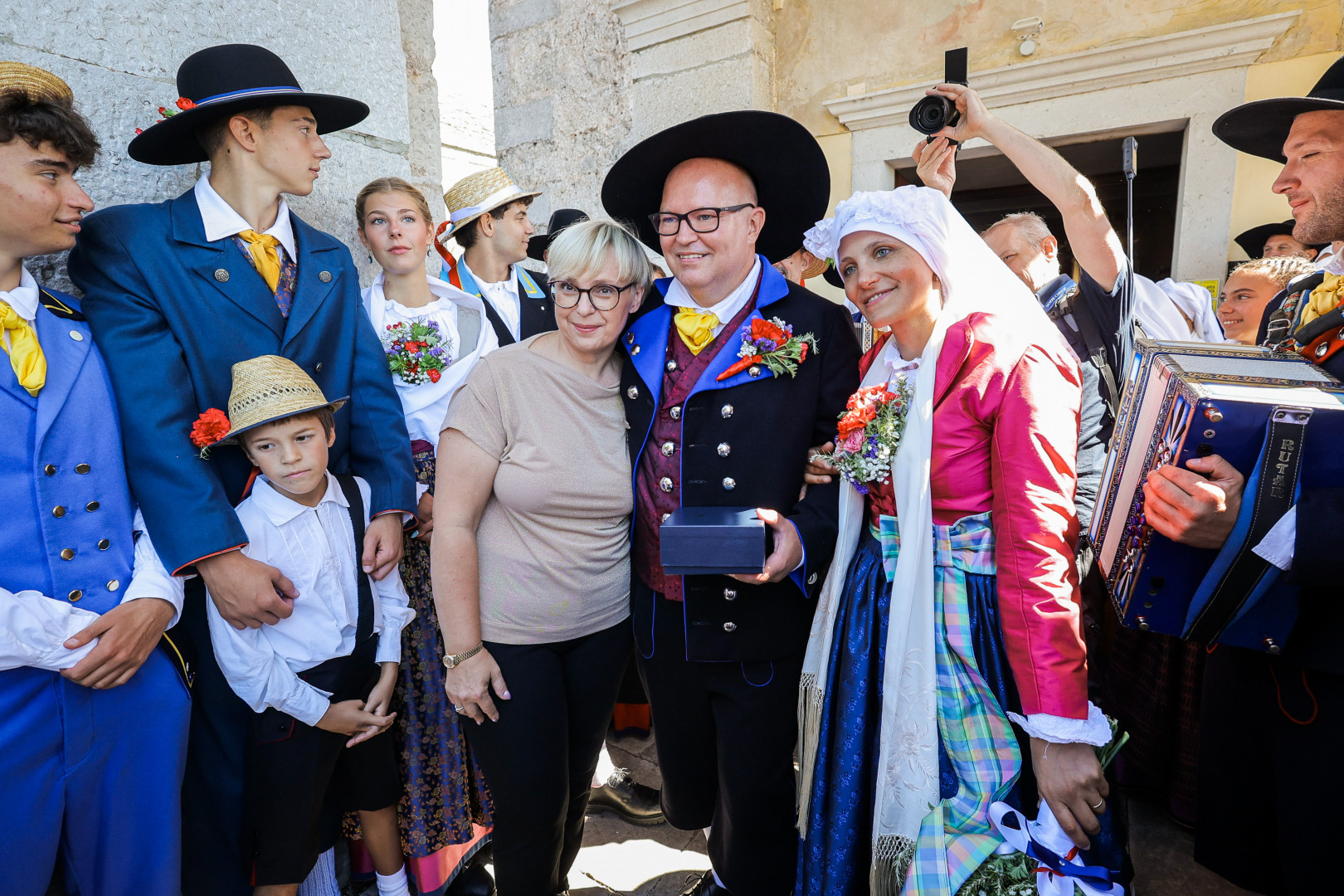 Predsednica v družbi mladoporočencev Tine in Thomasa.