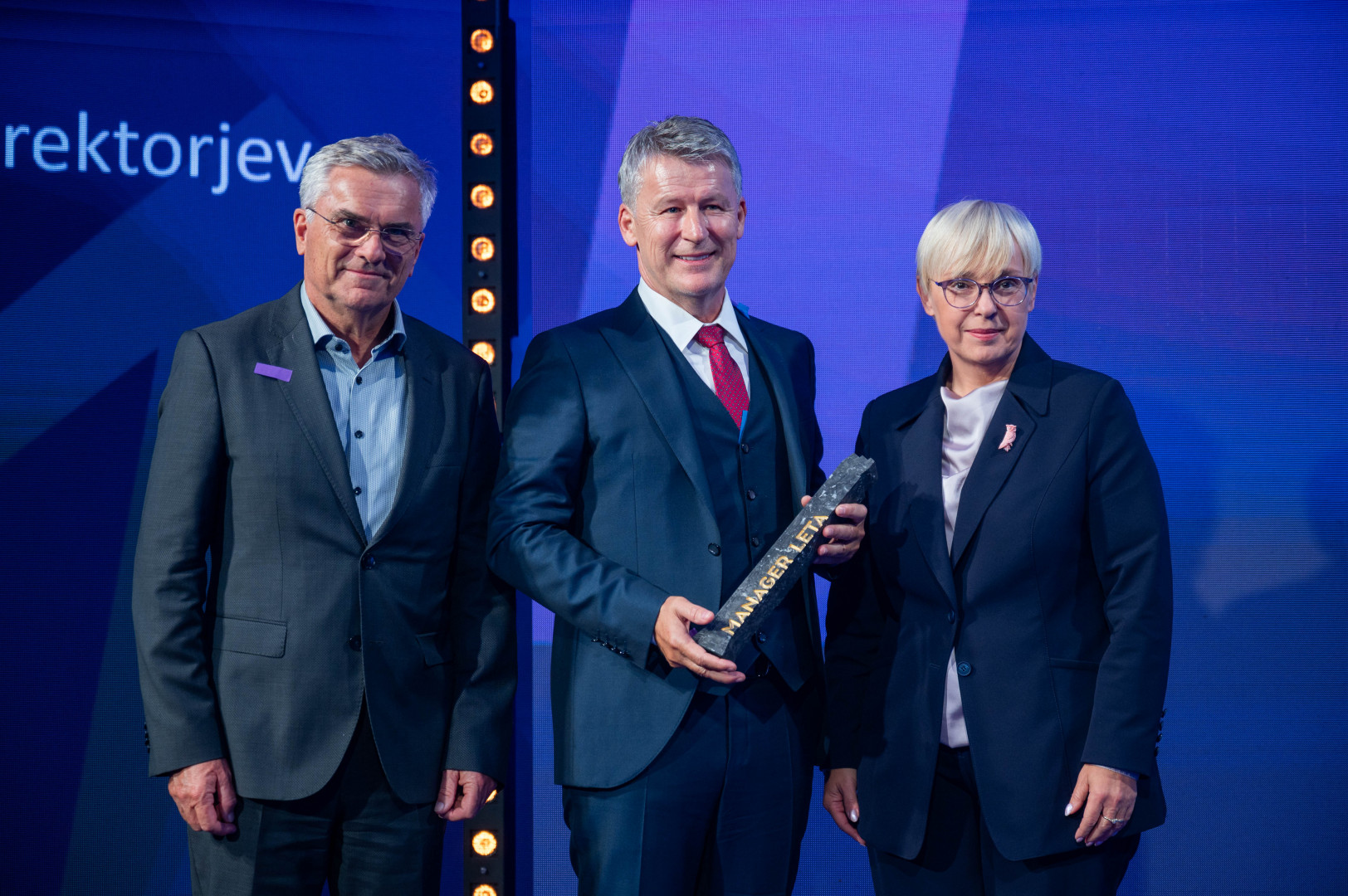 Predsednica republike Nataša Pirc Musar z managerjem leta 2025 Aleksandrom Zalaznikom.Enverjem Šišićem in predsednikom komisije za podeljevanje naziva manager leta 