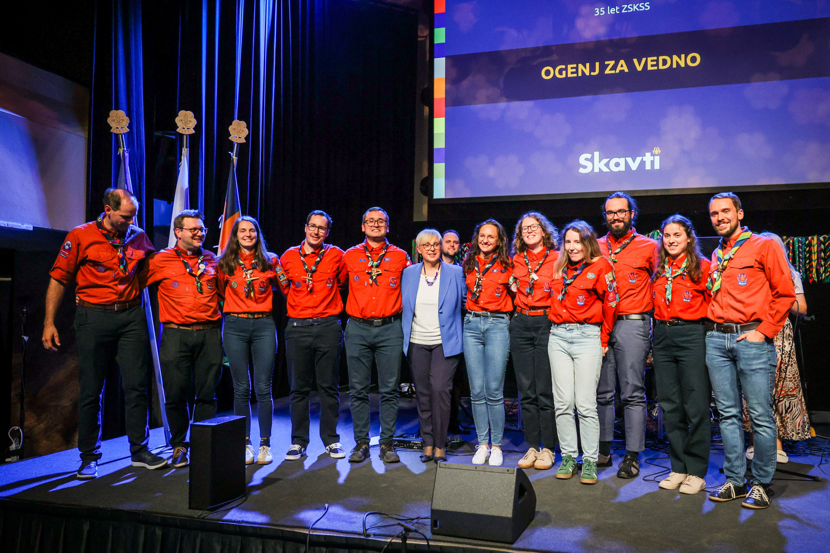 Predsednica republike Nataša Pirc Musar v družbi nagrajenih skavtinj in skavtov.