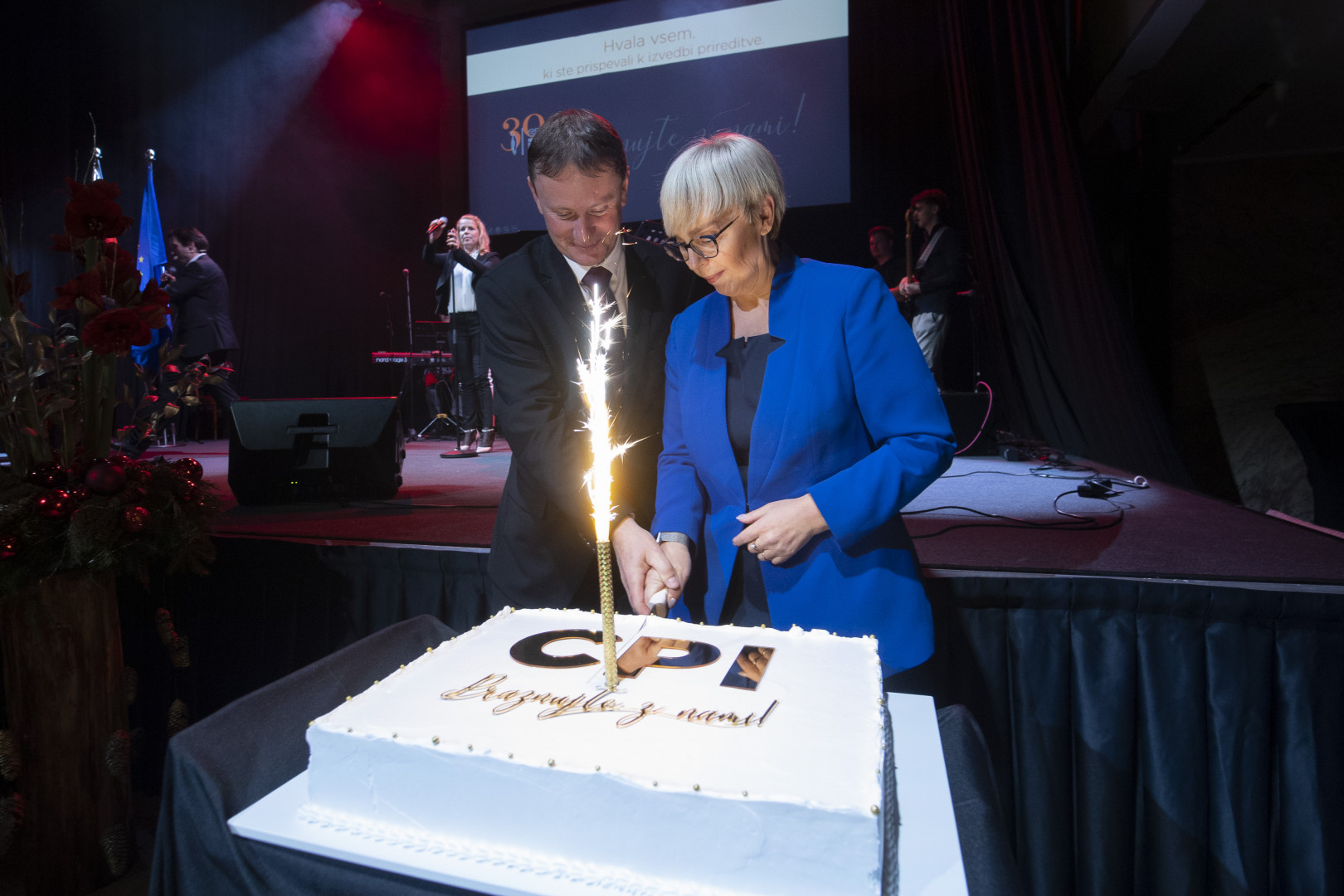 Predsednica republike Nataša Pirc Musar in direktor Centra RS za poklicno izobraževanje Mohorčič ob rezanju slavnostne torte.