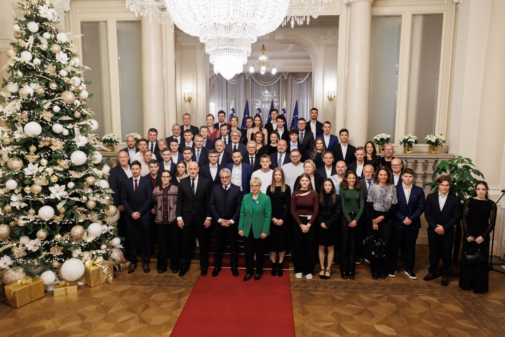 Skupinska fotografija predsednice republike Nataše Pirc Musar in ministra Matjaža Hana z najboljšimi športniki in parašportniki v letu 2025.