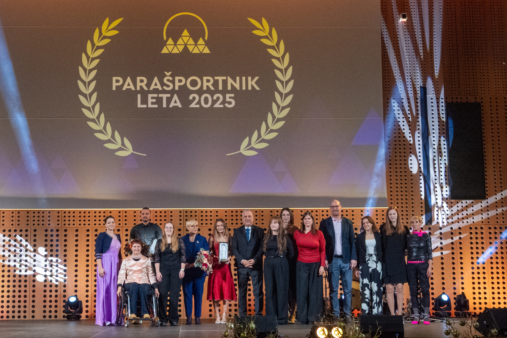 Skupinska fotografija predsednice republike Nataša Pirc Musar s prejemnik nagrad Parašportnik leta 2025.