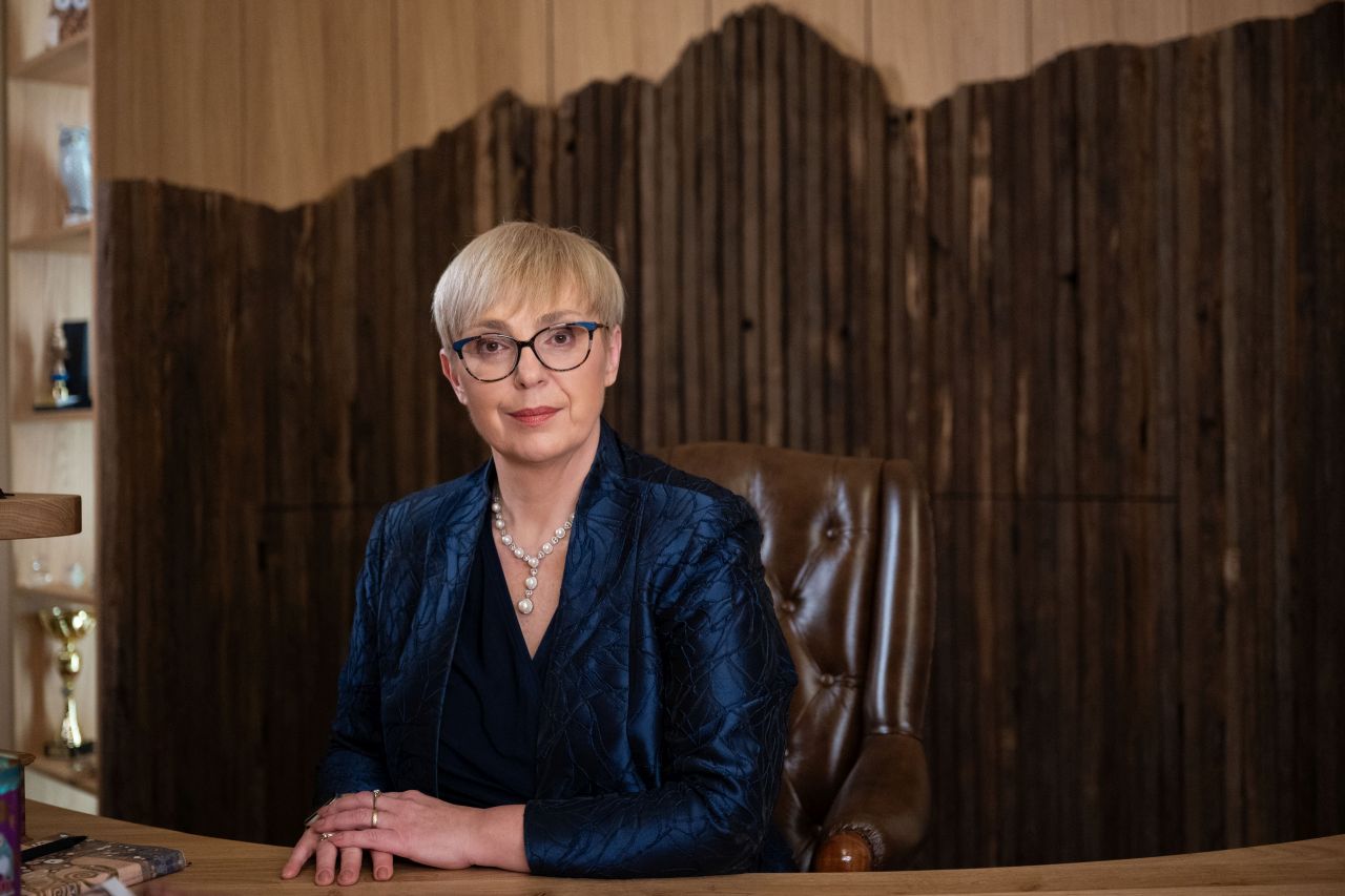 Portret predsednice Republike Slovenije Nataše Pirc Musar.