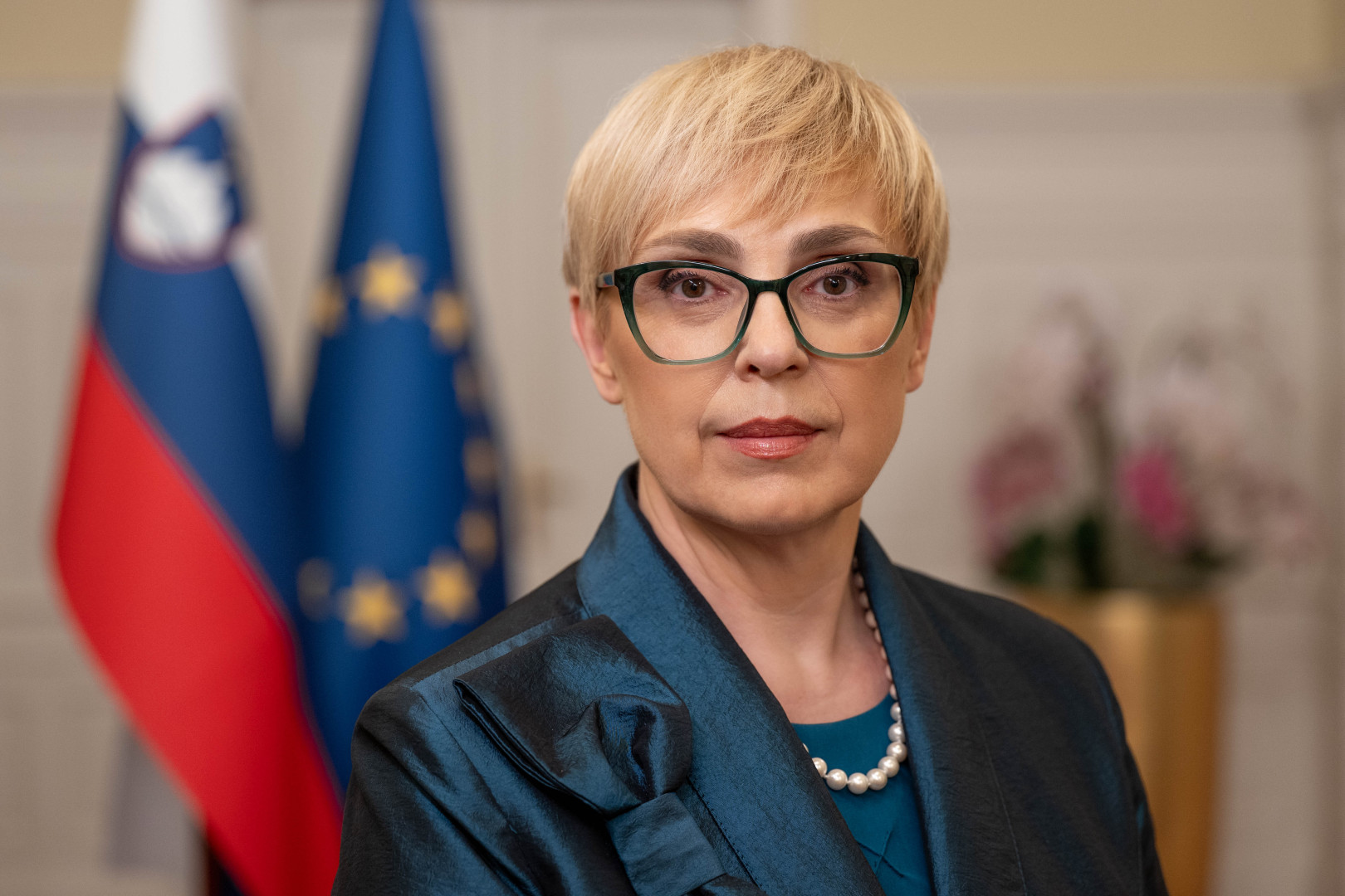 Portret predsednice Republike Slovenije Nataše Pirc Musar.