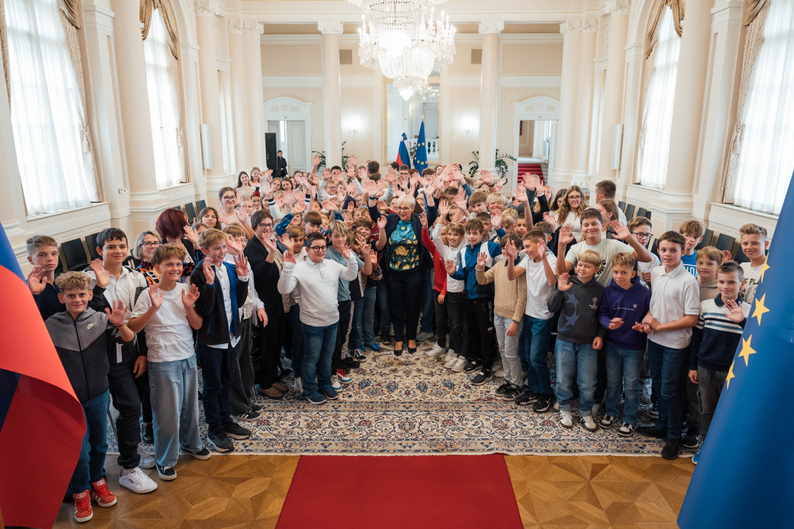 Skupinska fotografija predsednice Republike Slovenije Nataše Pirc Musar z učenkami in učenci OŠ Jurovski Dol.