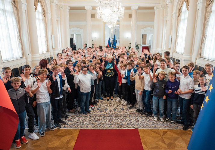 Skupinska fotografija predsednice Republike Slovenije Nataše Pirc Musar z učenkami in učenci OŠ Jurovski Dol.