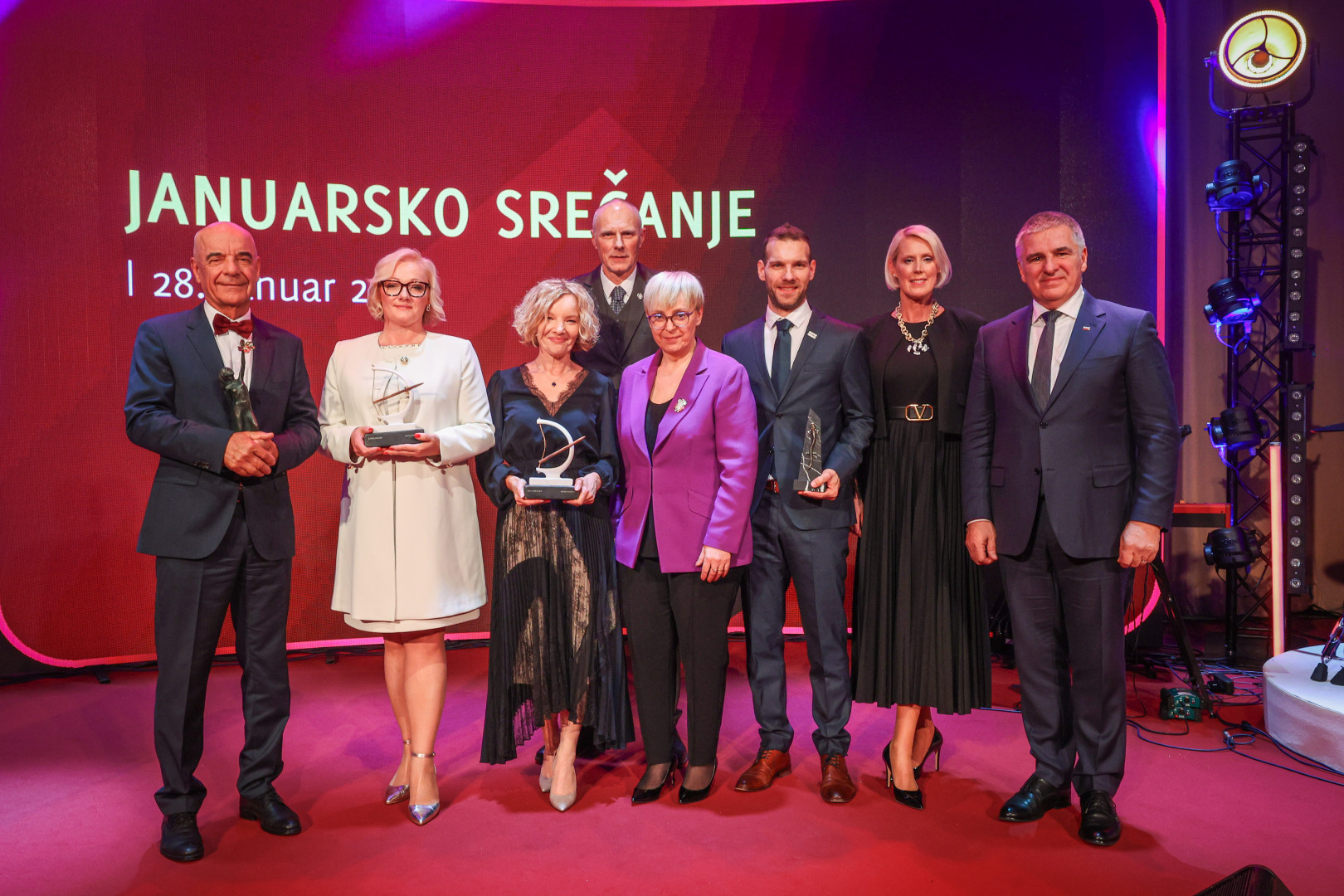 Predsednica republike Nataša Pirc Musar z nagrajenci januarskega srečanja Združenja manager. 