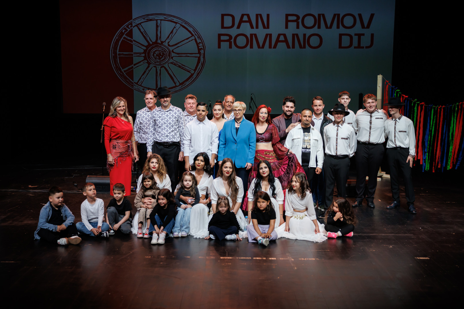 Skupinska fotografija predsednice republike Nataše Pirc Musar z nastopajočimi na slovesnosti ob svetovnem dnevu romov.