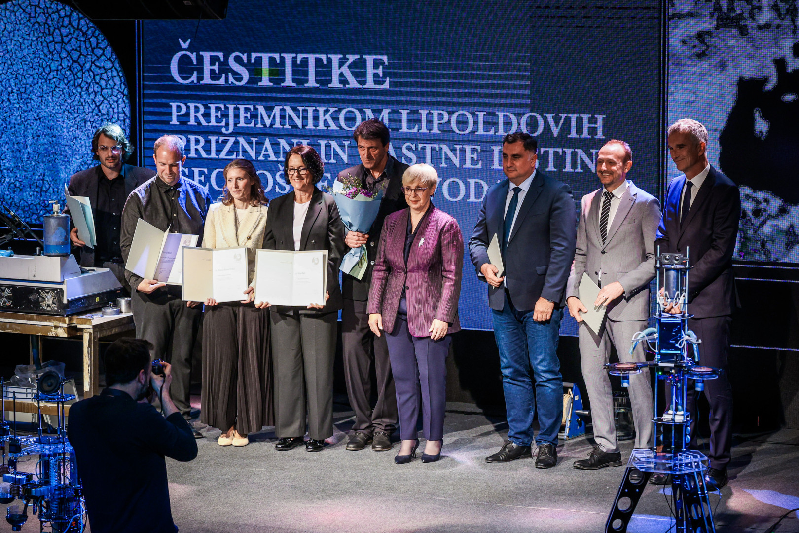 Skupinska fotografije predsednice republike z nagrajenci na področju geologije.