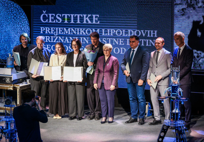 Skupinska fotografije predsednice republike z nagrajenci na področju geologije.