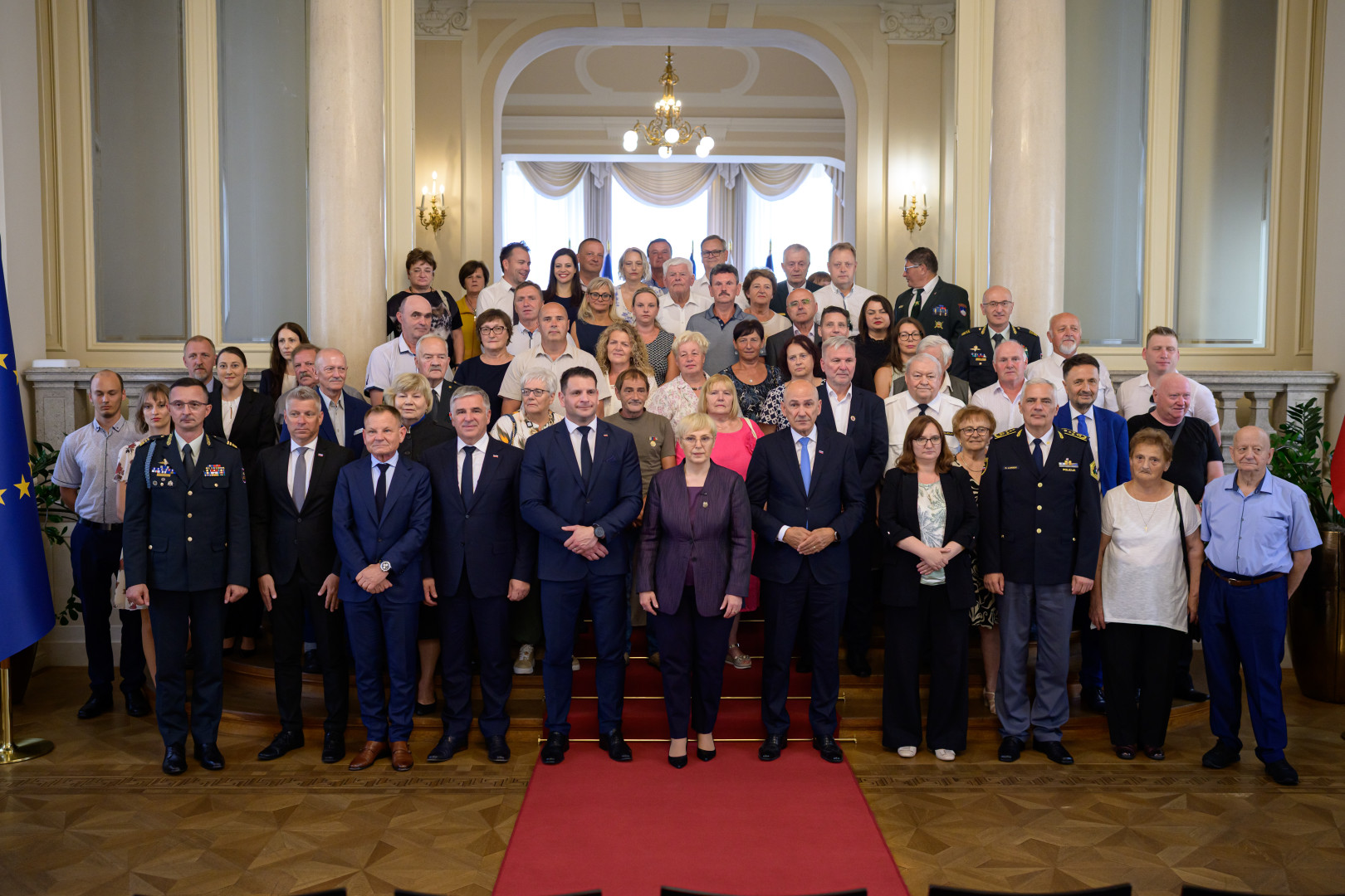 Skupinska fotografija predsednice republike s svojci in udeleženci sprejema.