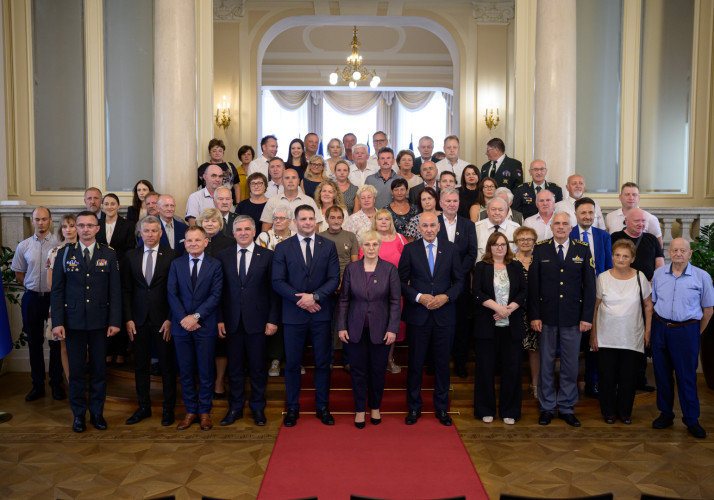 Skupinska fotografija predsednice republike s svojci in udeleženci sprejema.