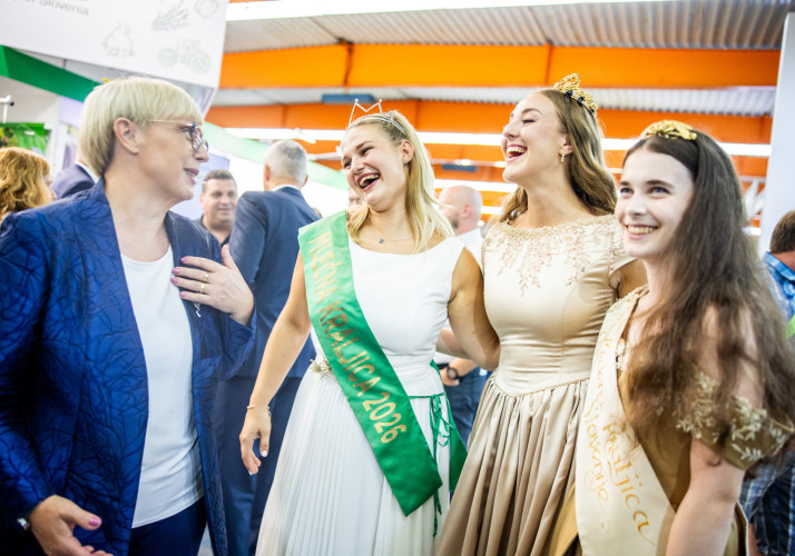 Predsednica Nataša Pirc Musar na sejmu AGRA v družbi vinske, mlečne in medene kraljice.