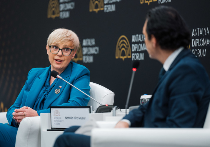 Predsednica republike v pogovoru z moderatorjem Alijem Arslanom na diplomatskem forumu Antalya.