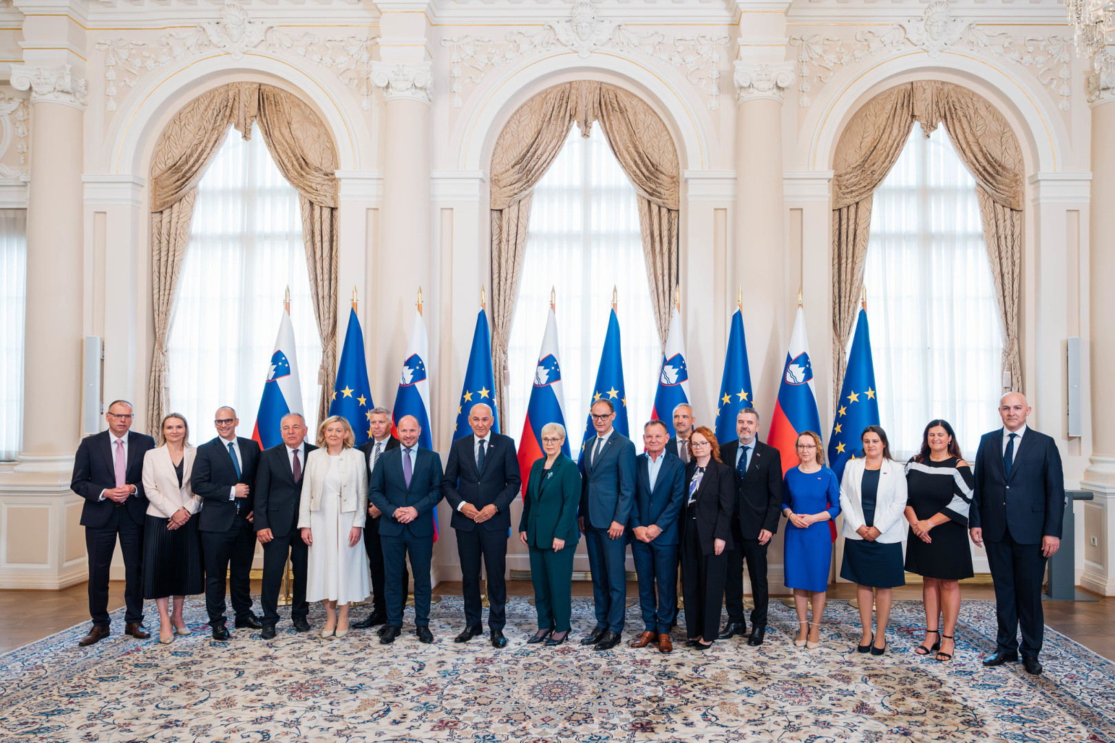 Predsednica republike s članicami in člani Vlade Republike Slovenije.  