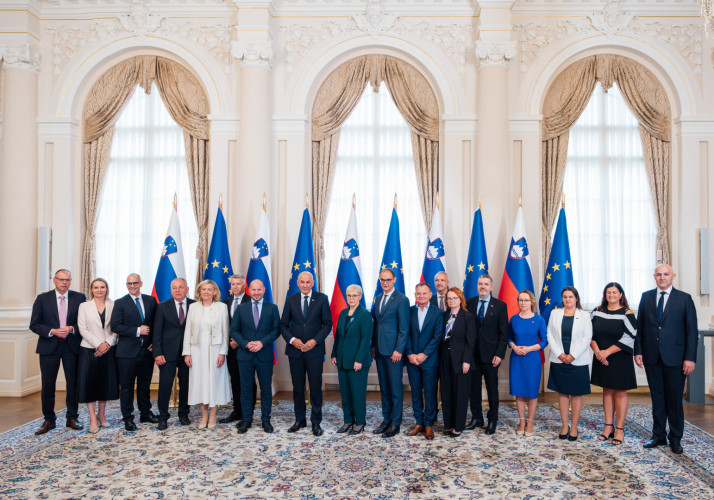 Predsednica republike s članicami in člani Vlade Republike Slovenije.  