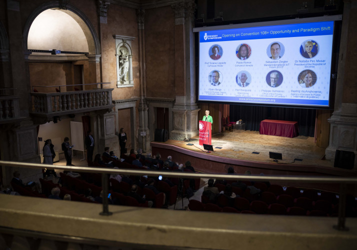 Cilj ureditve uporabe umetne inteligence mora biti ohranitev cloveskega dostojanstva