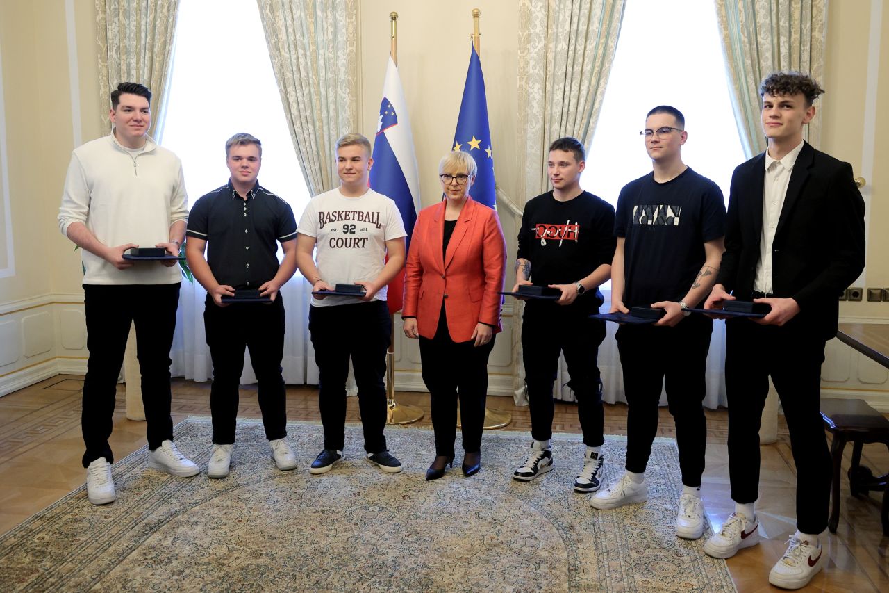 Dijaki so prvi prejemniki posebne zahvale predsednice republike za plemenito dejanje
