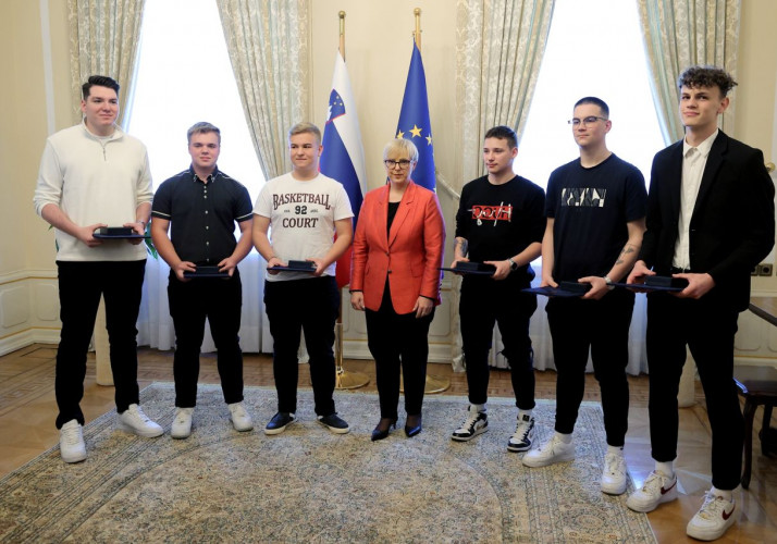 Dijaki so prvi prejemniki posebne zahvale predsednice republike za plemenito dejanje