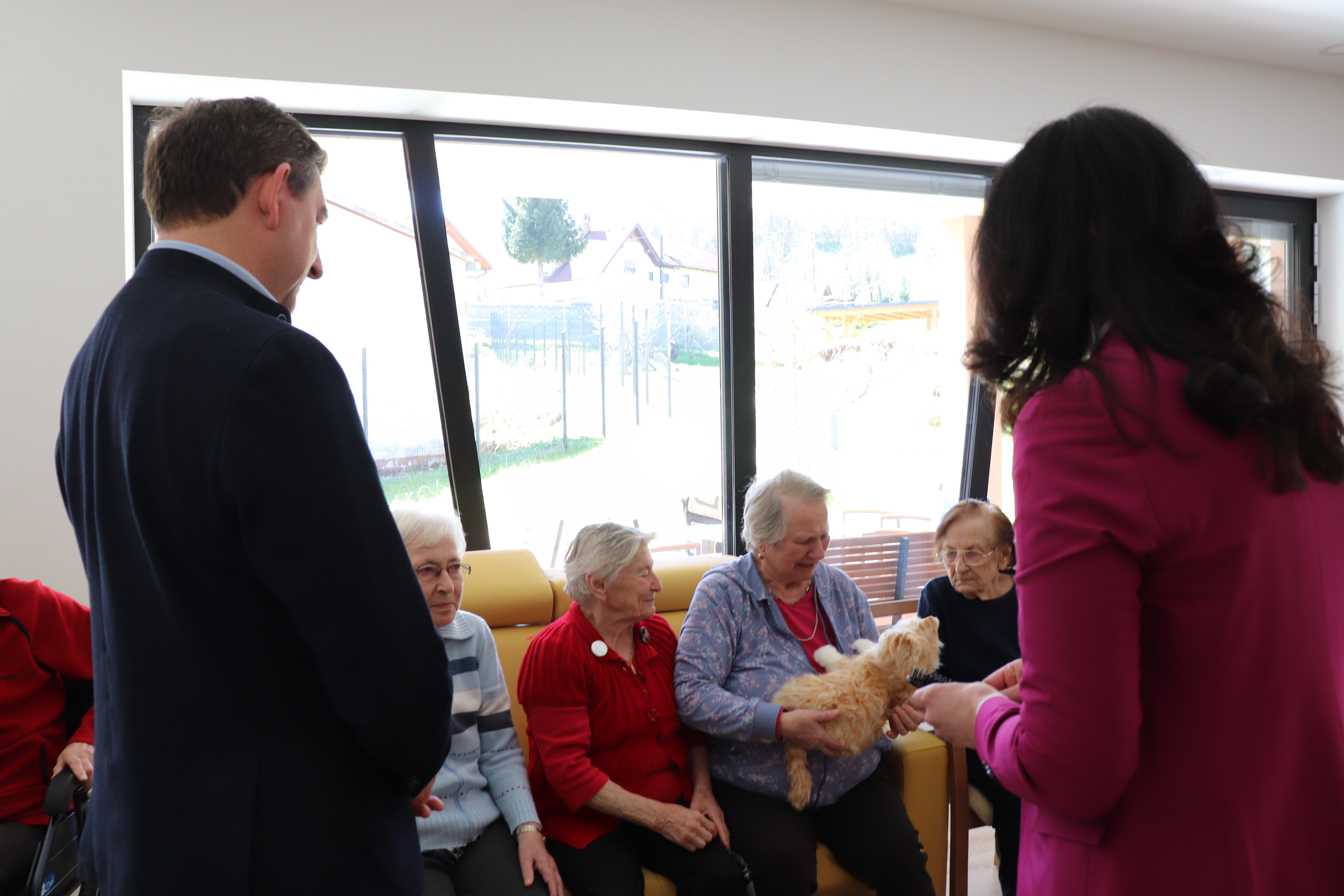 Dr. Musar in stanovalke z mucko