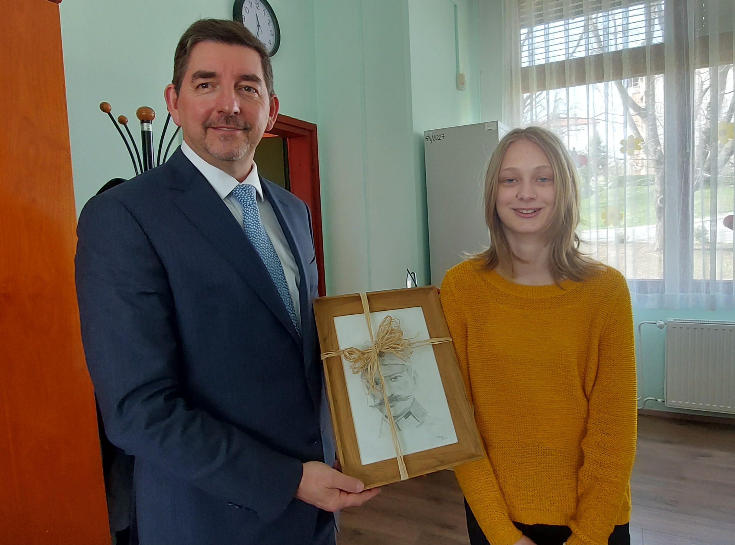 Dr. Musar z avtorico potreta generala Maistra Hano