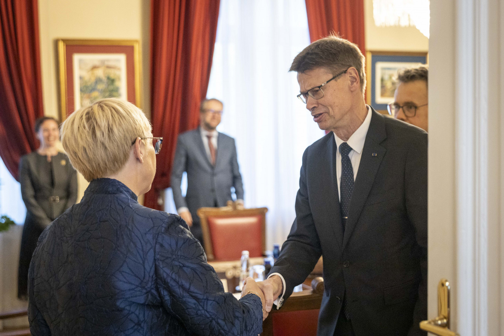 Predsednica republike se rokuje s predsednikom Vrhovnega upravnega sodišča Finske 