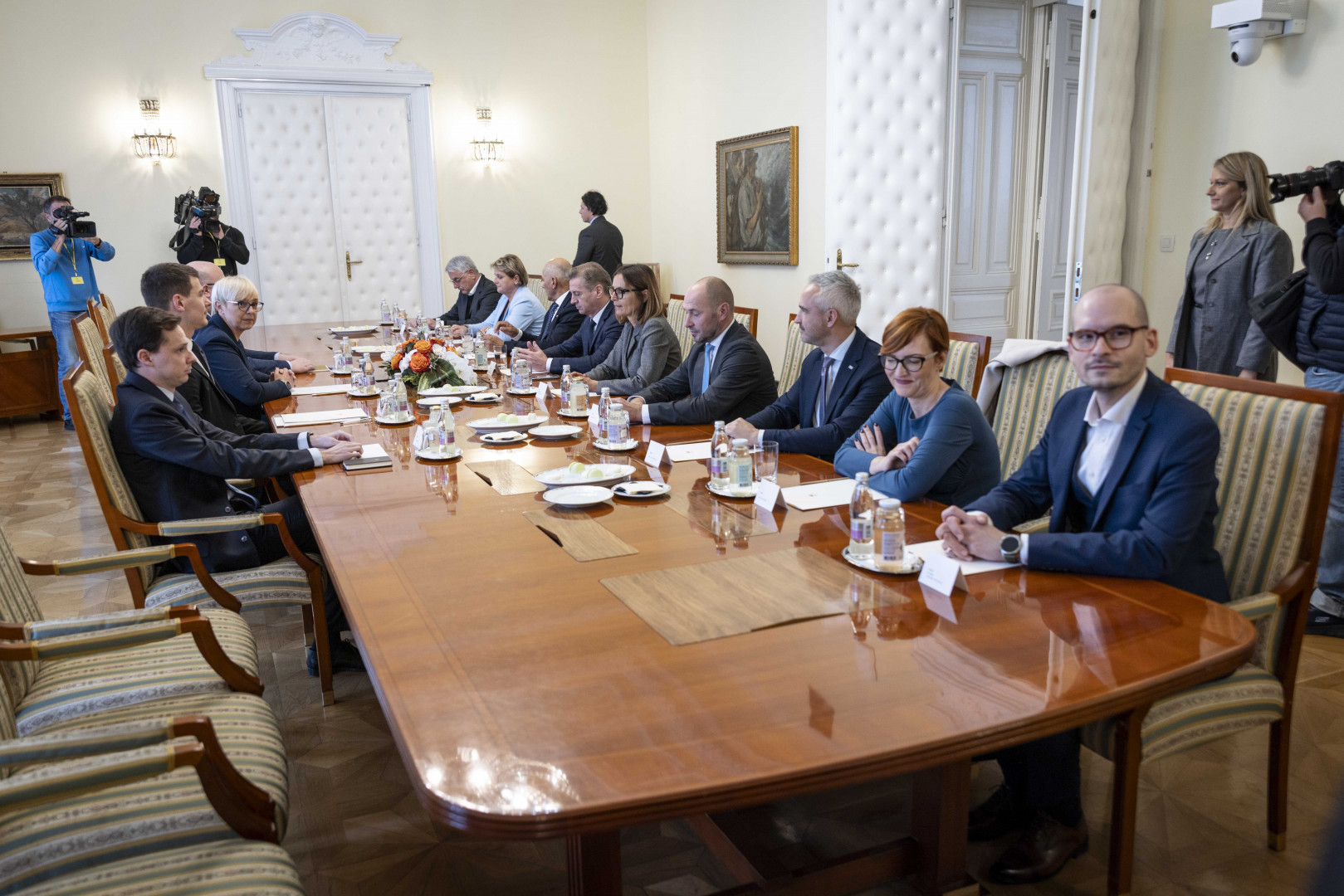 Predsednica republike in predsedniki parlamentarnih strank so opravili konstruktiven pogovor.  