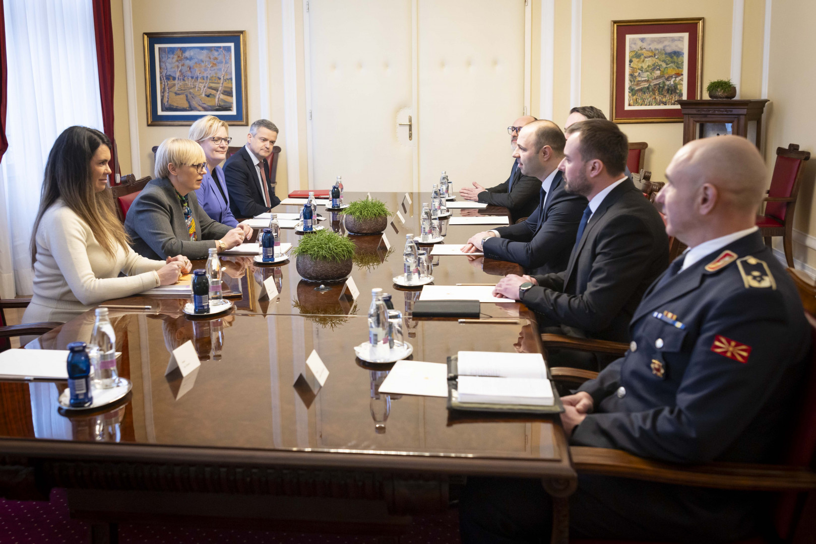 Predsednica republike z delegacijo na pogovorih z severno makedonskim obrambnim ministrov Mijalovskim z delegacijo, v prostorih predsedniške palače.