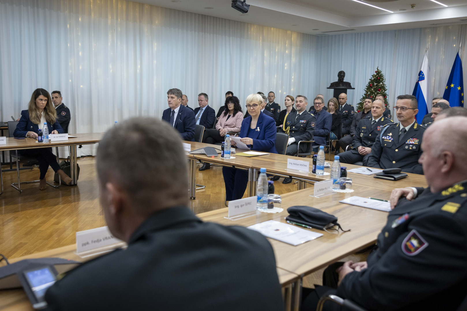 Predsednica republike Nataša Pirc Musar, minister za obrambo Borut Sajovic in načelnik generalštaba Slovenske vojske so opravili tradicionalno avdio-video konferenco s pripadniki na operacijah in na misijah v tujini.