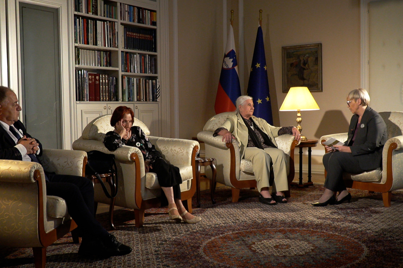 Predsednica republike Nataša Pirc Musar je v 9. epizodi podkasta Moč besede gostila Matere Srebrenice.