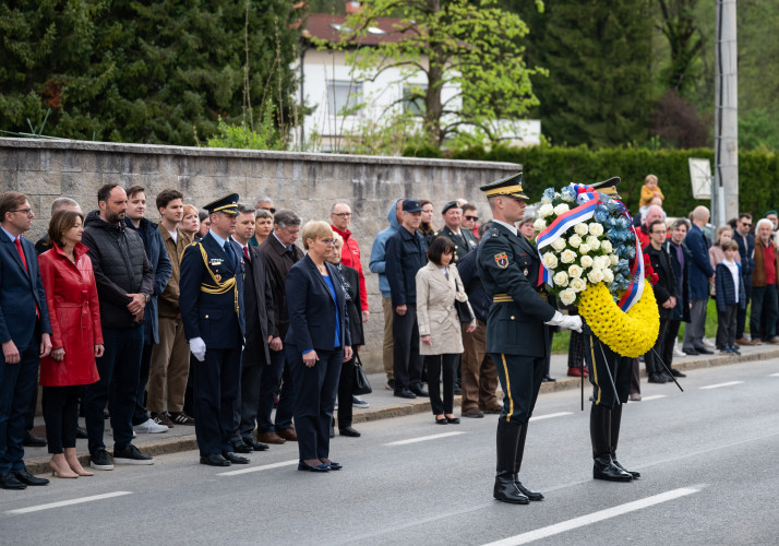 Polaganje venca ob dnevu upora proti okupatorju