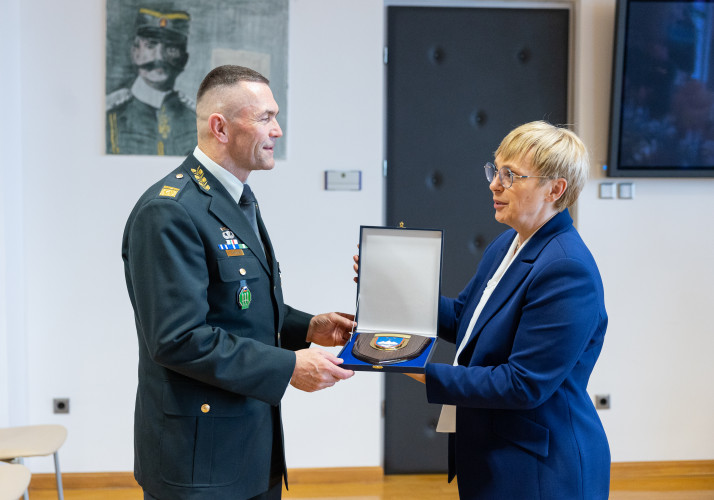 Predaja plakete poveljniku CVS