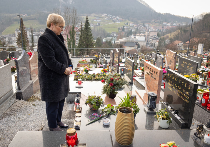 Predsednica republike simbolično položila vrtnico na grobu dr. Drnovška