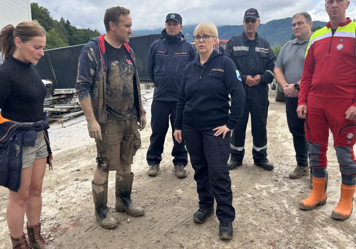 Predsednica si je stanje v obcini Kamnik ogledala v spremstvu zupana Civilne zascite gasilcev in GRS
