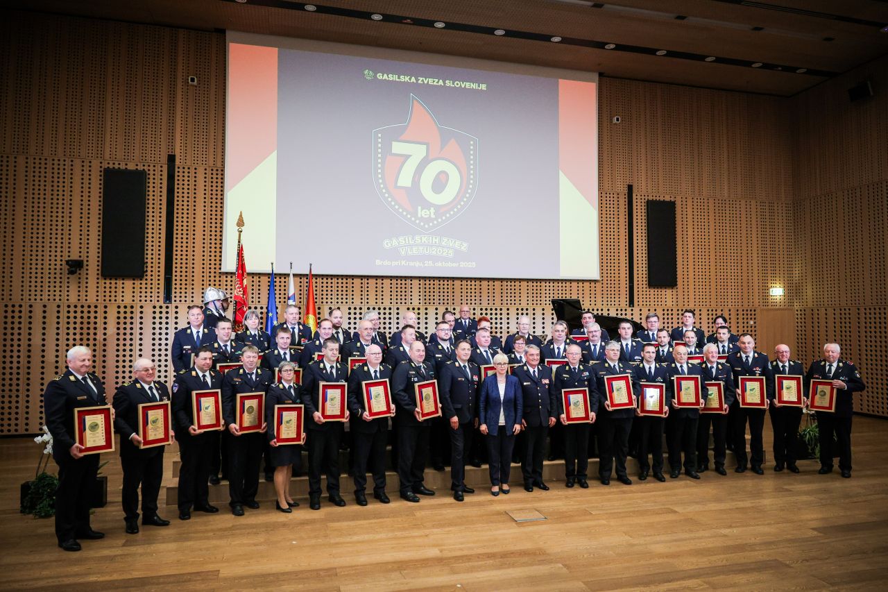 Skupinska fotografija predsednice s predstavniki nagrajenih zvez.