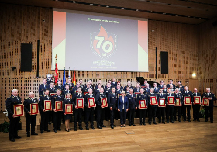 Skupinska fotografija predsednice s predstavniki nagrajenih zvez