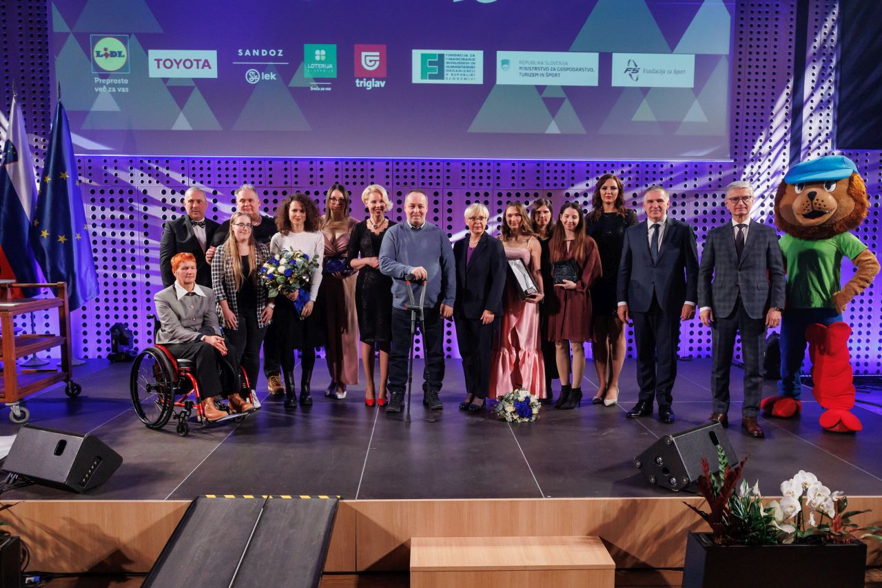 Skupinska fotografija z dobitniki priznanj