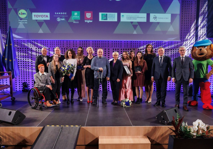 Skupinska fotografija z dobitniki priznanj