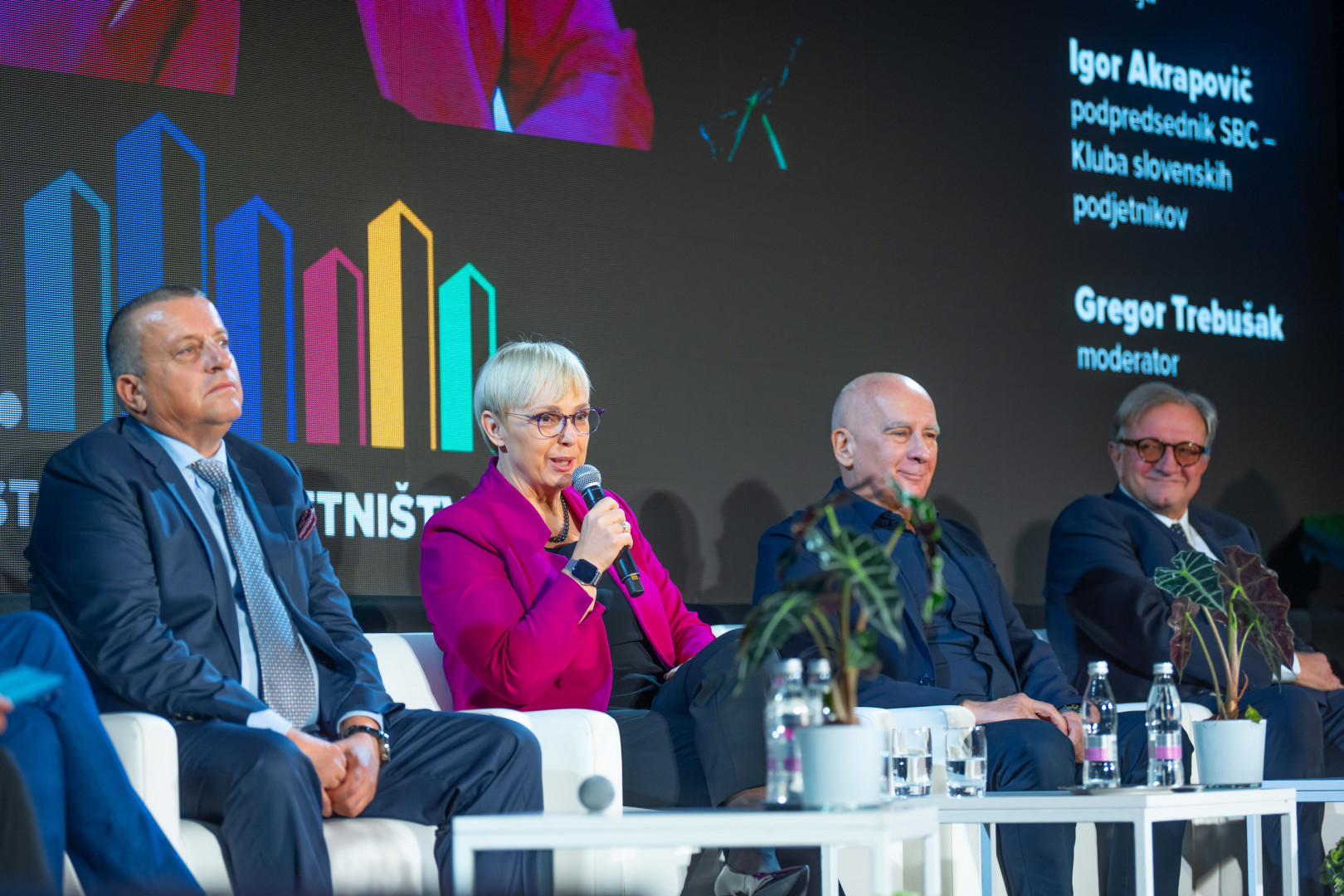 predsednica med govorom