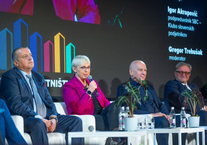 predsednica med govorom