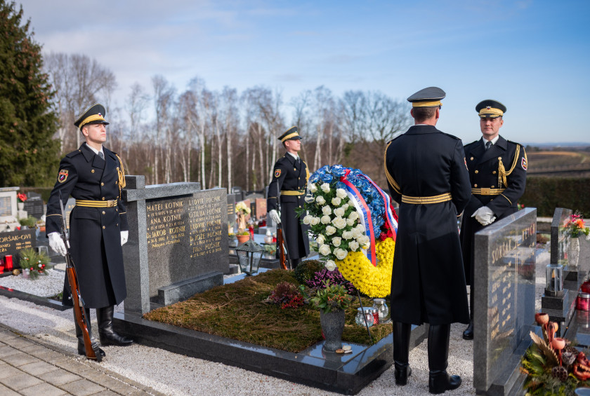 Garda Slovenske vojske je v imenu predsednice Republike Slovenije dr. Nataše Pirc Musar položila venec h grobu dr. Pučnika na pokopališču v Črešnjevcu pri Slovenski Bistrici.