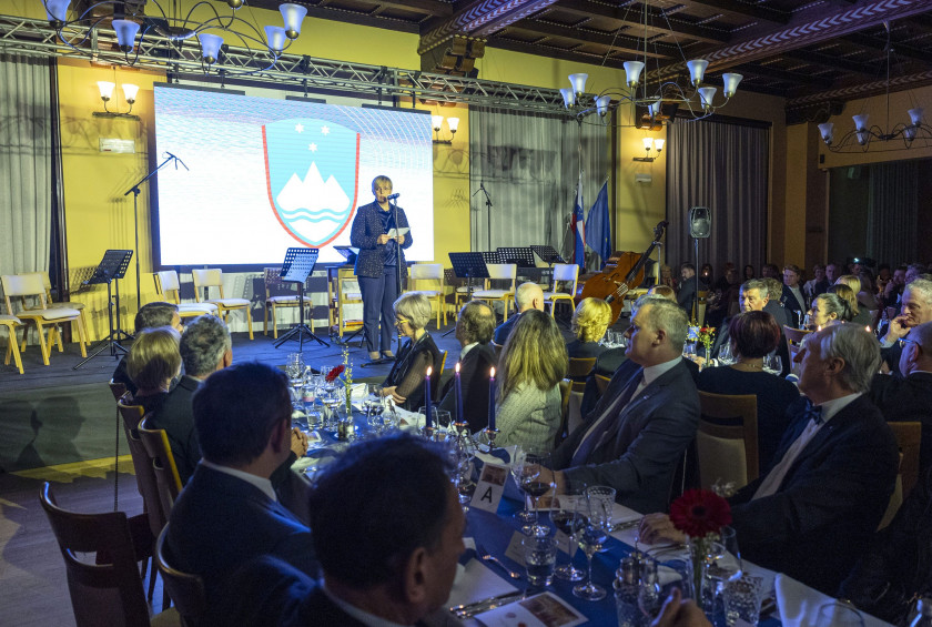 Predsednica Republike Slovenije dr. Nataša Pirc Musar in soprog dr. Aleš Musar sta se danes zvečer udeležila slovesne prireditve ob tradicionalni podelitvi priznanj za osebnost leta v akciji »Ona ali On 2022 – dejanje leta«