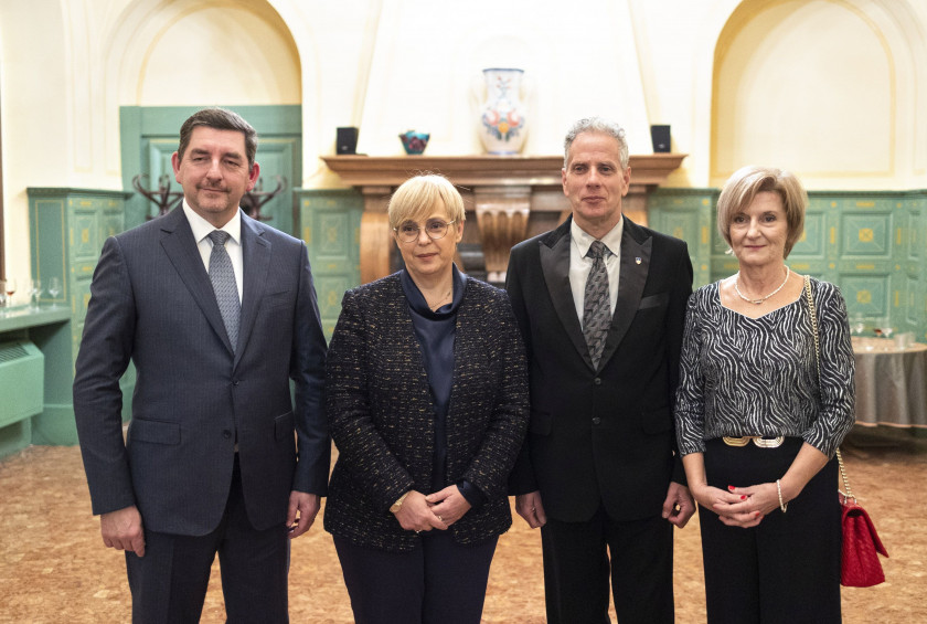 Predsednica Republike Slovenije dr. Nataša Pirc Musar in soprog dr. Aleš Musar sta se danes zvečer udeležila slovesne prireditve ob tradicionalni podelitvi priznanj za osebnost leta v akciji »Ona ali On 2022 – dejanje leta«