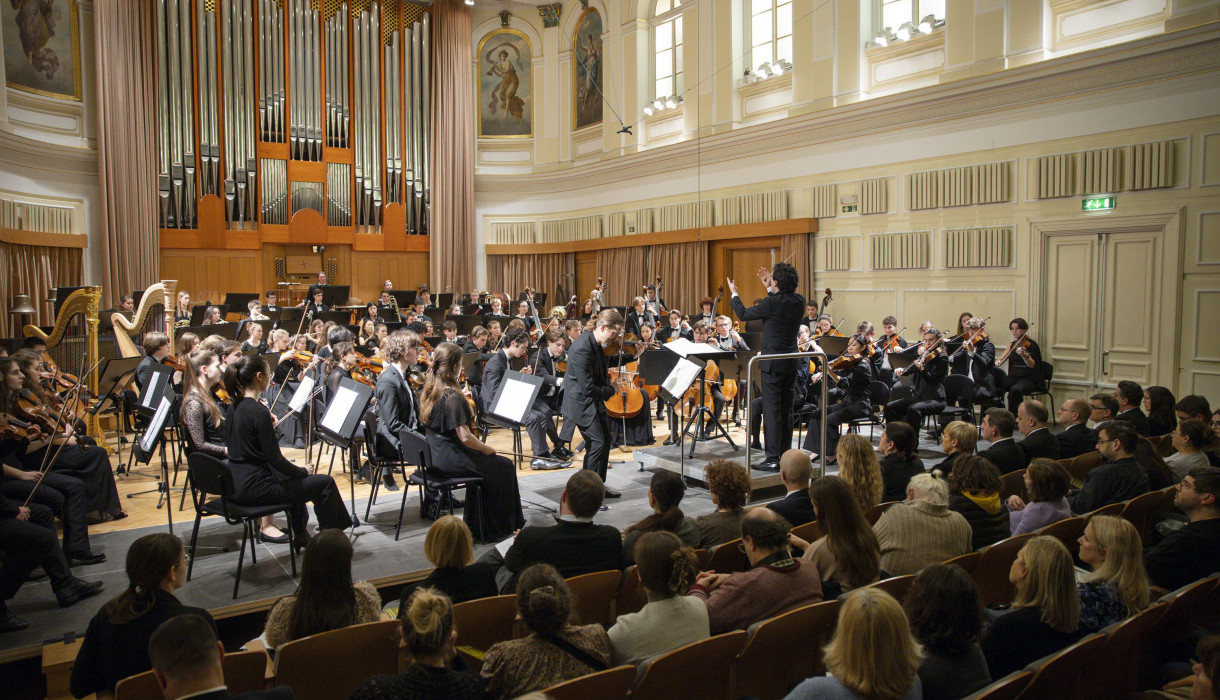 Predsednica Republike Slovenije in dr. Aleš Musar sta bila častna gosta na nocojšnjem koncertu Nemškega narodnega mladinskega orkestra, ki ga sestavljajo najboljši nemški glasbeniki med 14. in 19. letom starosti.