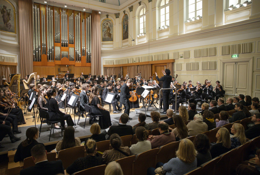 Predsednica Republike Slovenije in dr. Aleš Musar sta bila častna gosta na nocojšnjem koncertu Nemškega narodnega mladinskega orkestra, ki ga sestavljajo najboljši nemški glasbeniki med 14. in 19. letom starosti.