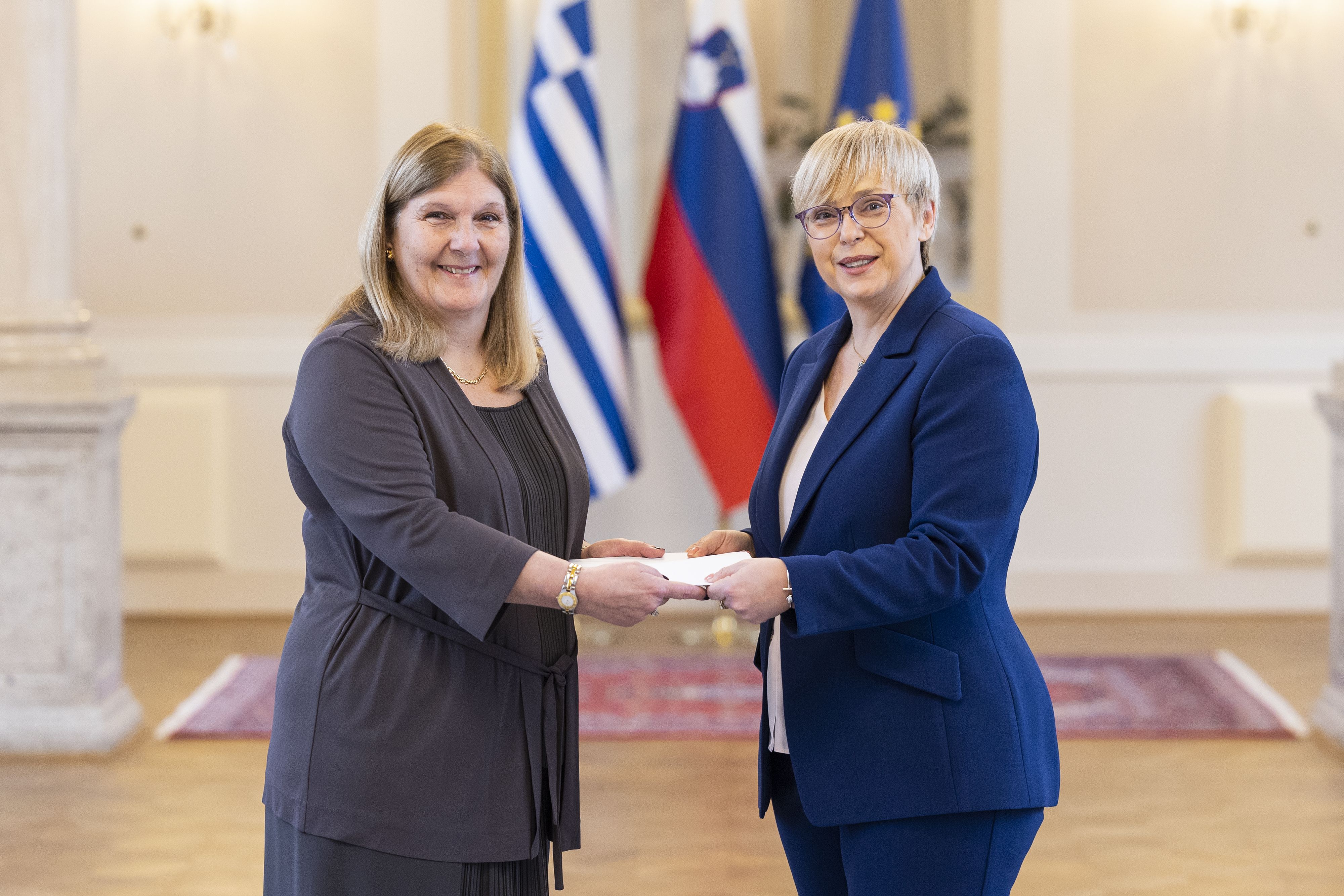Novoimenovana izredna in pooblaščena veleposlanica Helenske republike Teresa-Paraskevi Angelatou je predsednici Republike Slovenije Nataši Pirc Musar predala poverilno pismo.