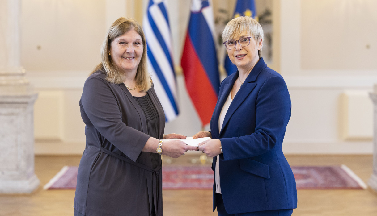 Novoimenovana izredna in pooblaščena veleposlanica Helenske republike Teresa-Paraskevi Angelatou je predsednici Republike Slovenije Nataši Pirc Musar predala poverilno pismo.