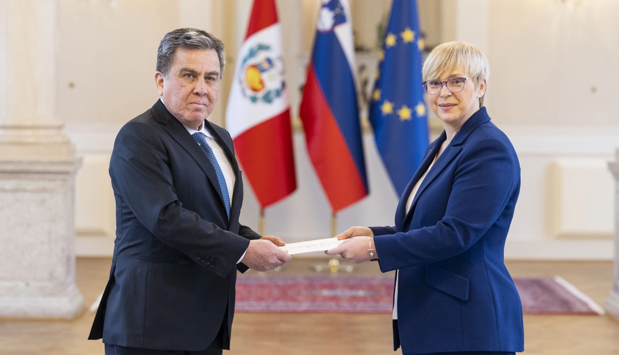 Novoimenovani izredni in pooblaščeni veleposlanik Republike Peru Luis Alberto Campana Boluarte je predsednici Republike Slovenije Nataši Pirc Musar predal poverilno pismo.