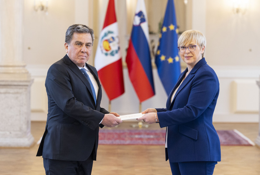 Novoimenovani izredni in pooblaščeni veleposlanik Republike Peru Luis Alberto Campana Boluarte je predsednici Republike Slovenije Nataši Pirc Musar predal poverilno pismo.